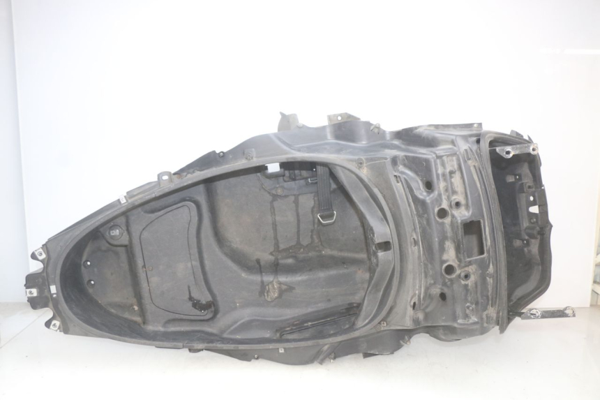 photo de COFFRE SELLE PIAGGIO MP3 LT 400 (2007 - 2012) - Détail de la pièce