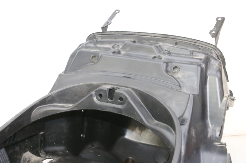 photo de COFFRE SELLE PIAGGIO MP3 RL 250 (2006 - 2010) - Détail de la pièce