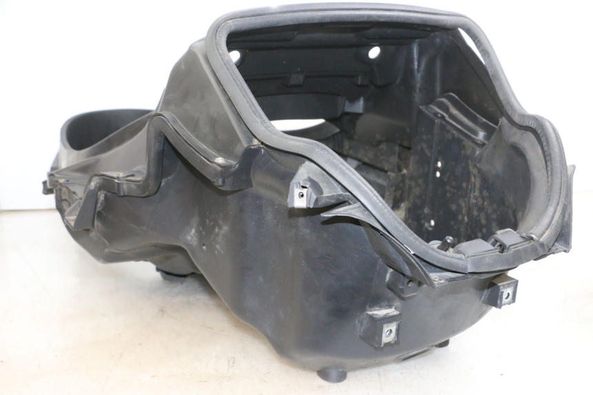 photo de COFFRE SELLE PIAGGIO MP3 RL 250 (2006 - 2010) - Zoom état d’usage