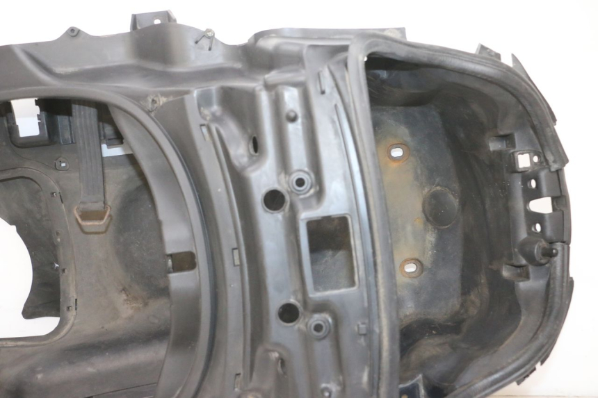 photo de COFFRE SELLE PIAGGIO MP3 RL 250 (2006 - 2010) - Gros plan technique