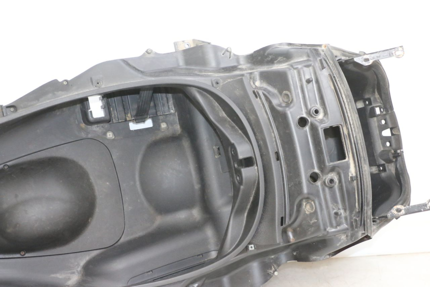 photo de COFFRE SELLE PIAGGIO MP3 RL 250 (2006 - 2010) - Vue d’ensemble