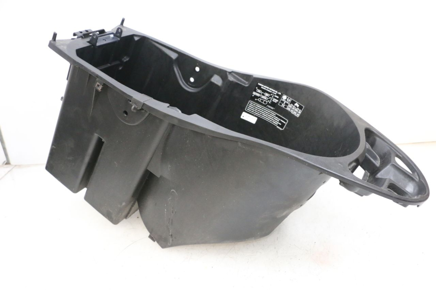 photo de COFFRE SELLE YAMAHA NEO'S CORE 1 (2022 - 2026) - Gros plan technique