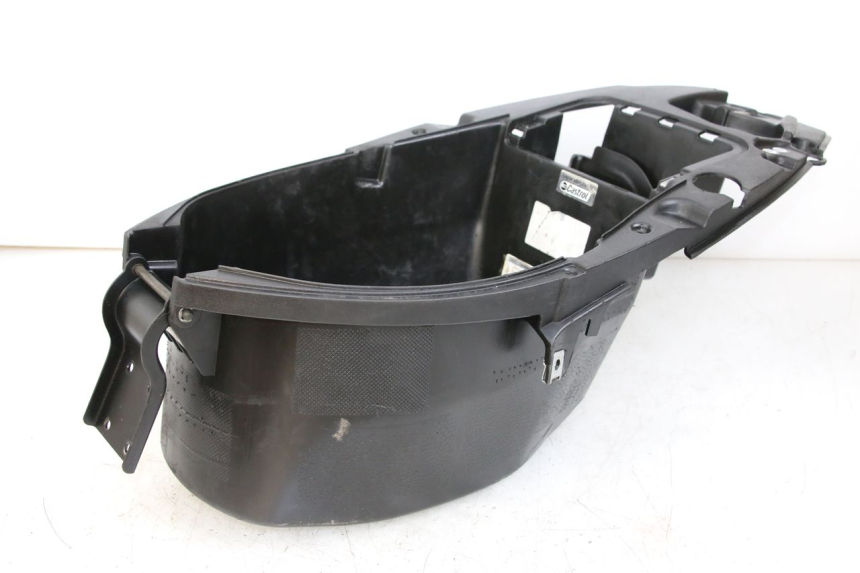 photo de COFFRE SELLE PIAGGIO NEW TYPHOON 50 (2018 - 2021) - Gros plan technique