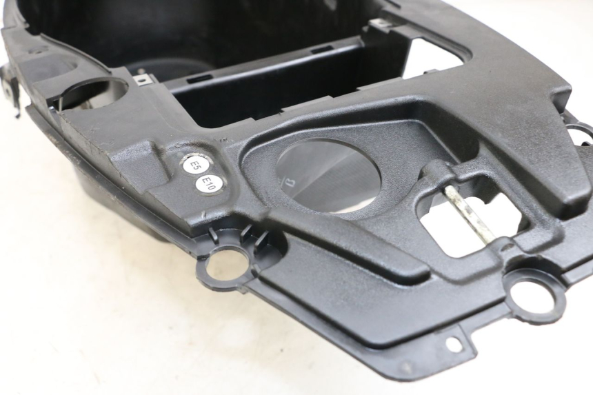 photo de COFFRE SELLE PIAGGIO NEW TYPHOON 50 (2018 - 2021) - Détail de la pièce