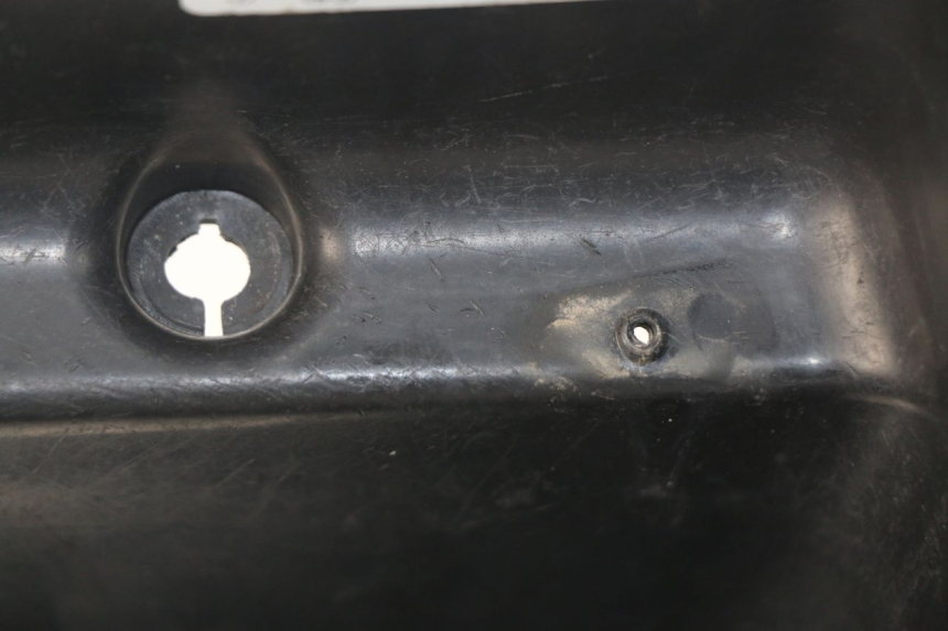 photo de COFFRE SELLE SYM ORBIT 2 4T 50 (2008 - 2017) - Détail de la pièce