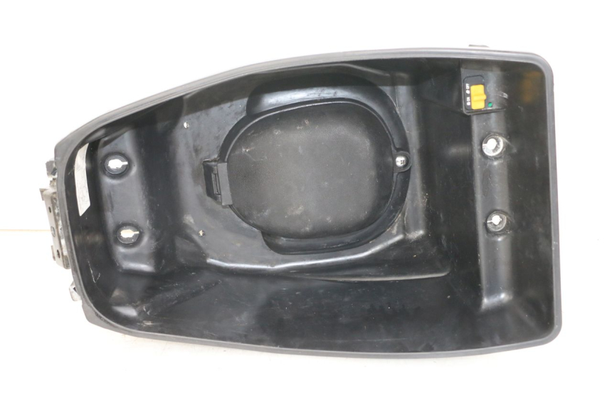 photo de COFFRE SELLE SYM ORBIT 50 (2008 - 2010) - Gros plan technique