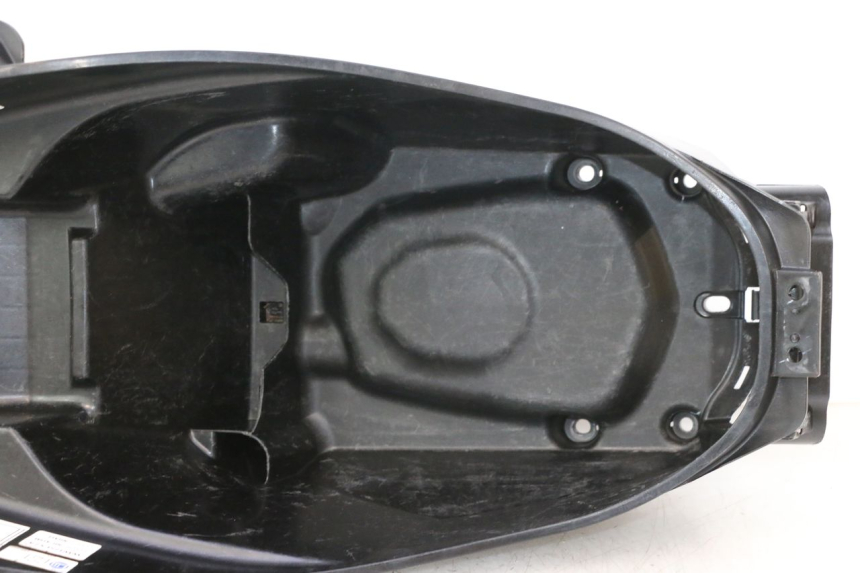 photo de COFFRE SELLE HONDA PCX (JF28) 125 (2009 - 2011) - Marquages et références