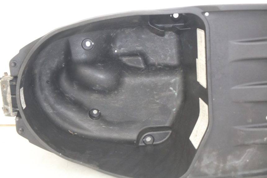 photo de COFFRE SELLE HONDA PES PS I 125 (2006 - 2012) - Gros plan technique