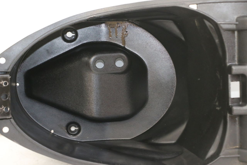 photo de COFFRE SELLE PEUGEOT BELVILLE 125 (2017 - 2021) - Vue d’ensemble