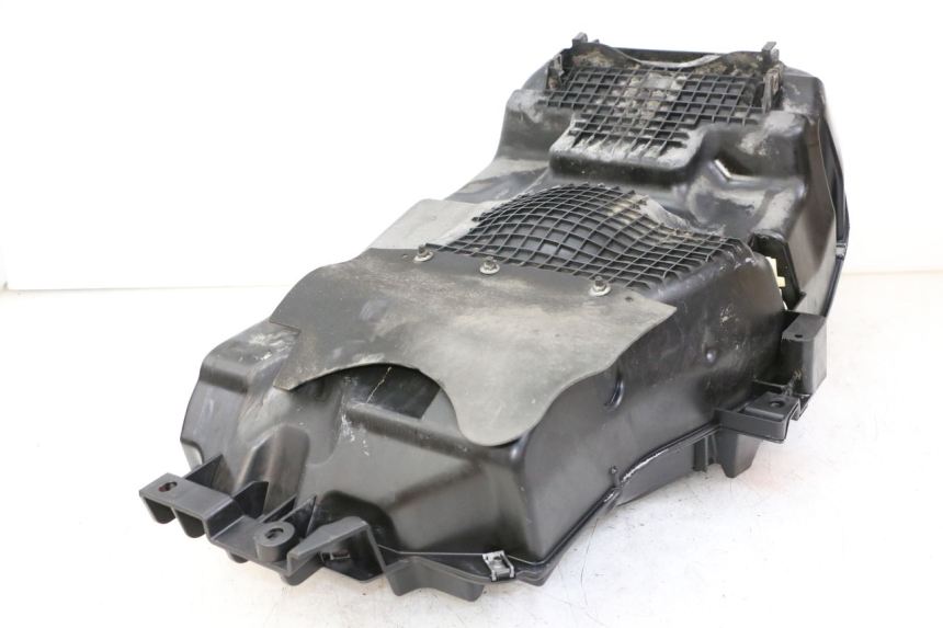 photo de COFFRE SELLE PEUGEOT SATELIS 125 (2013 - 2018) - Gros plan technique