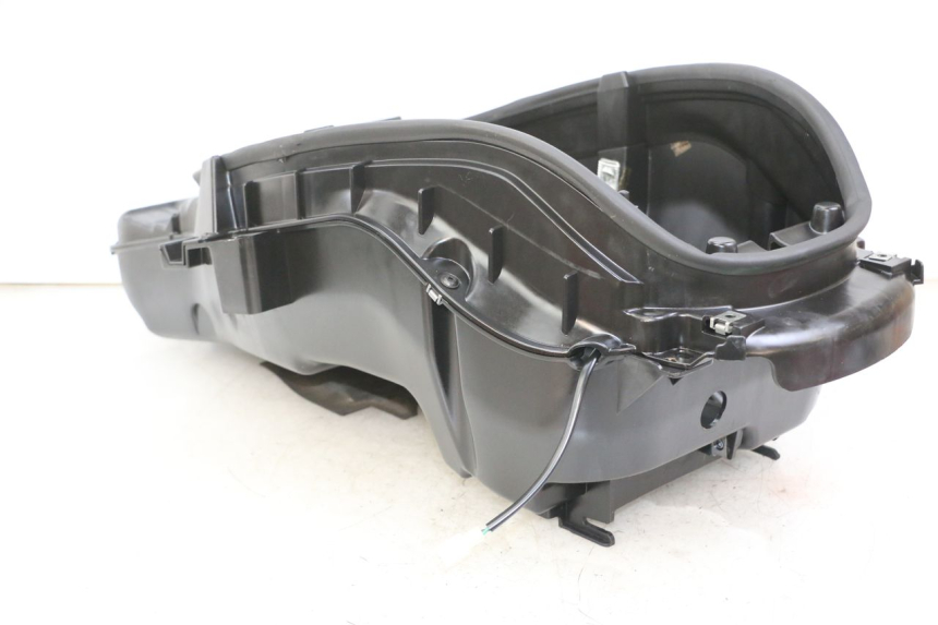 photo de COFFRE SELLE PEUGEOT SATELIS 125 (2013 - 2018) - Gros plan technique