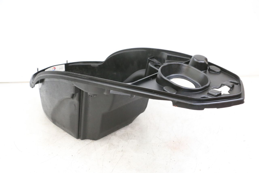 photo de COFFRE SELLE PEUGEOT STREETZONE 4T 50 (2018 - 2023) - Gros plan technique