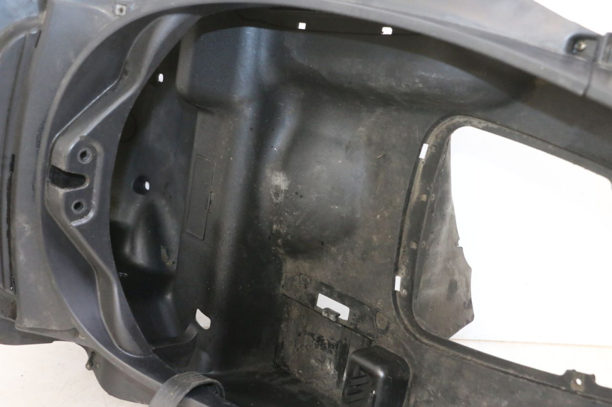 photo de COFFRE SELLE PIAGGIO MP3 125 (2006 - 2014) - Détail de la pièce