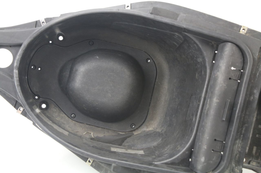 photo de COFFRE SELLE GILERA RUNNER SP 50 (2009 - 2017) - État de surface