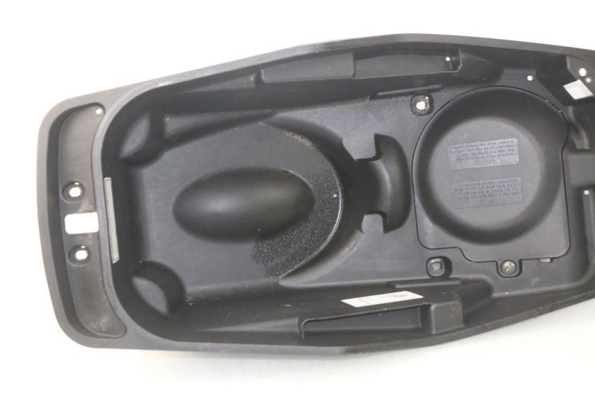 photo de COFFRE SELLE DAELIM S3 125 (2010 - 2017) - Gros plan technique