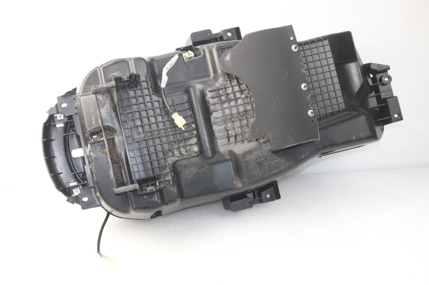 photo de COFFRE SELLE PEUGEOT SATELIS 300 (2012 - 2015) - Zoom état d’usage