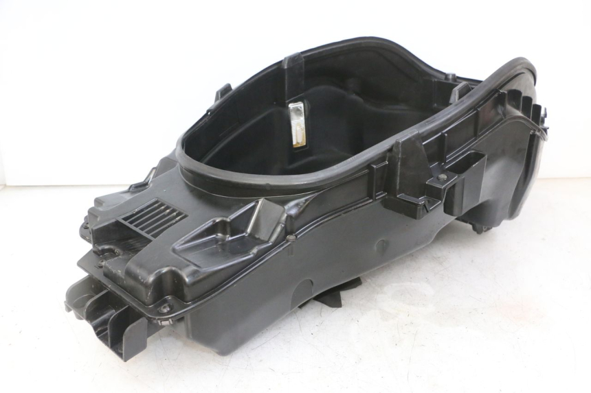 photo de COFFRE SELLE PEUGEOT SATELIS 125 (2013 - 2018) - Gros plan technique