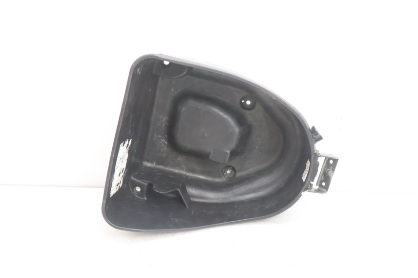 photo de COFFRE SELLE HONDA SH 125 (2001 - 2003) - Gros plan technique