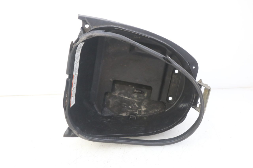 photo de COFFRE SELLE SUZUKI SIXTEEN 125 (2008 - 2010) - Détail de la pièce