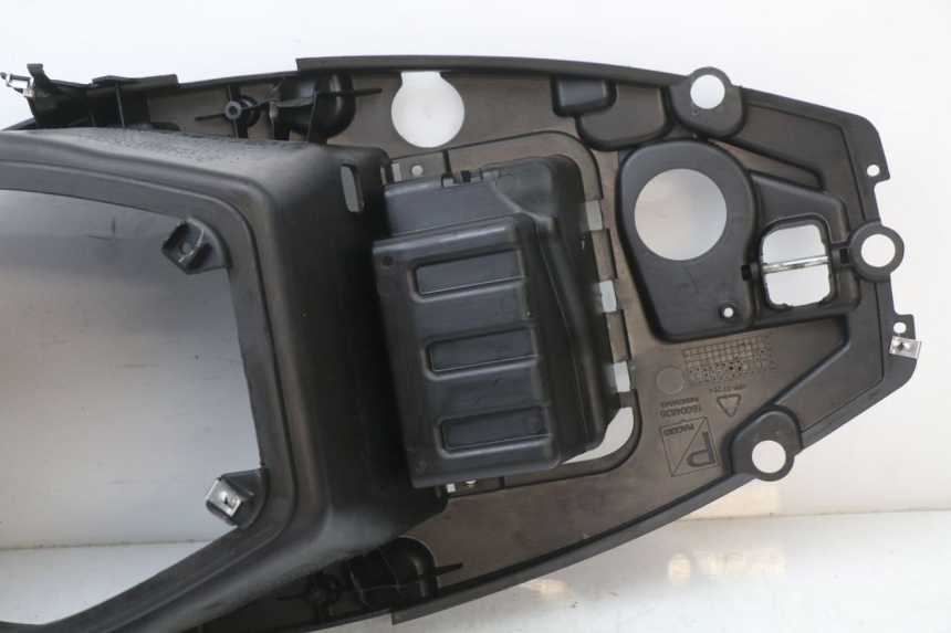 photo de COFFRE SELLE APRILIA SR 2T 50 (2018 - 2022) - Gros plan technique