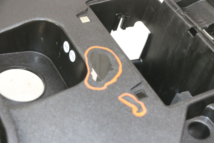 photo de COFFRE SELLE APRILIA SXR 50 (2021 - 2023) - Détail de la pièce