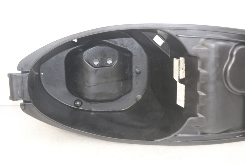 photo de COFFRE SELLE SYM SYMPHONY 125 (2009 - 2015) - Gros plan technique