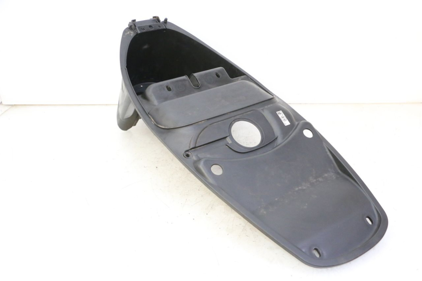 photo de COFFRE SELLE PEUGEOT TWEET PRO CARGO 50 (2018 - 2022) - Gros plan technique