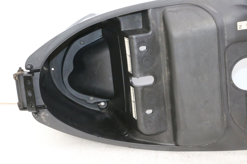 photo de COFFRE SELLE PEUGEOT TWEET PRO CARGO 50 (2018 - 2022) - État de surface