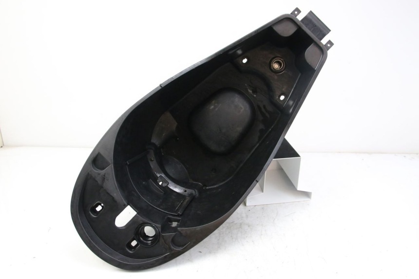 photo de COFFRE SELLE PEUGEOT VIVACITY NEW 2T 50 (2008 - 2017) - Points de fixation