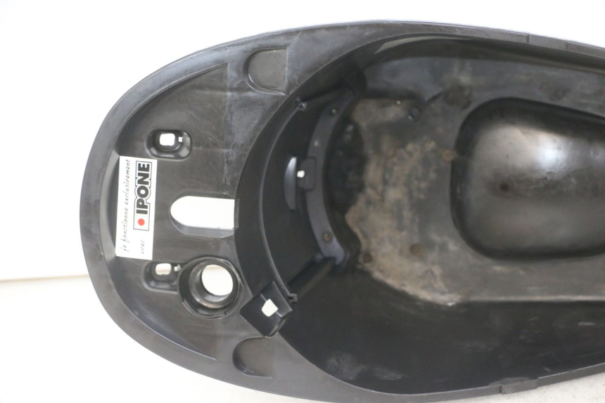 photo de COFFRE SELLE PEUGEOT VIVACITY NEW 2T 50 (2008 - 2017) - Points de fixation