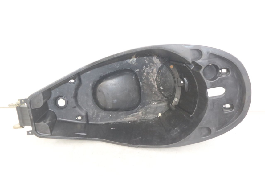 photo de COFFRE SELLE PEUGEOT VIVACITY NEW 4T 50 (2008 - 2017) - Détail de la pièce