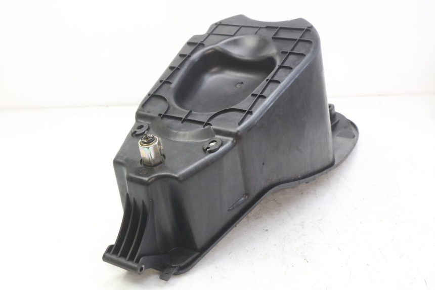 photo de COFFRE SELLE PEUGEOT VIVACITY 125 (2010 - 2017) - Détail de la pièce