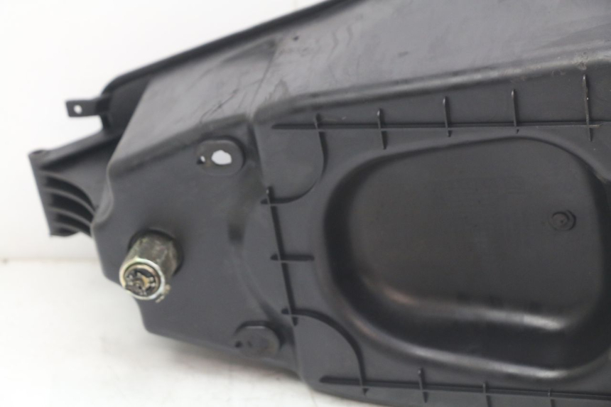 photo de COFFRE SELLE PEUGEOT VIVACITY 125 (2010 - 2017) - Gros plan technique