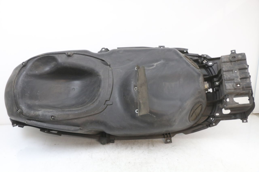 photo de COFFRE SELLE PIAGGIO X10 125 (2012 - 2017) - Gros plan technique