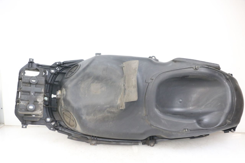 photo de COFFRE SELLE PIAGGIO X10 125 (2012 - 2017) - Gros plan technique