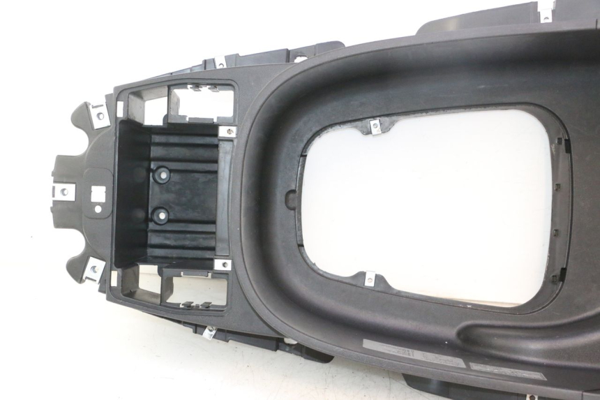 photo de COFFRE SELLE PIAGGIO X8 STREET 125 (2006 - 2007) - Détail de la pièce