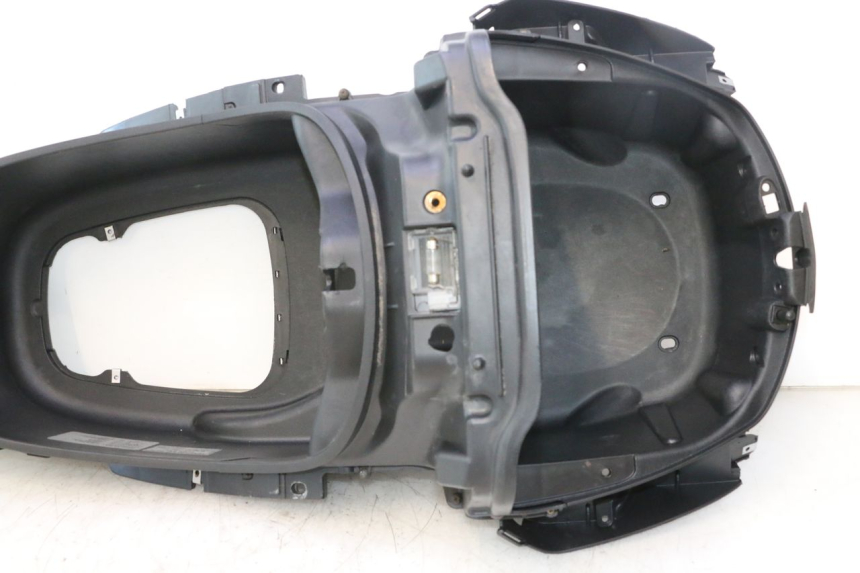 photo de COFFRE SELLE PIAGGIO X8 STREET 125 (2006 - 2007) - Autre angle de vue