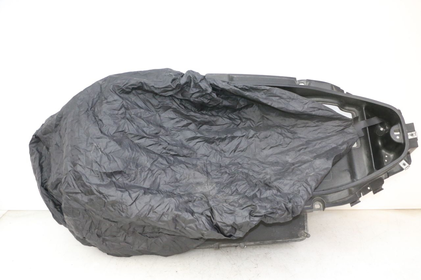 photo de COFFRE SELLE PIAGGIO X9 EVOLUTION 125 (2003 - 2007) - Détail de la pièce