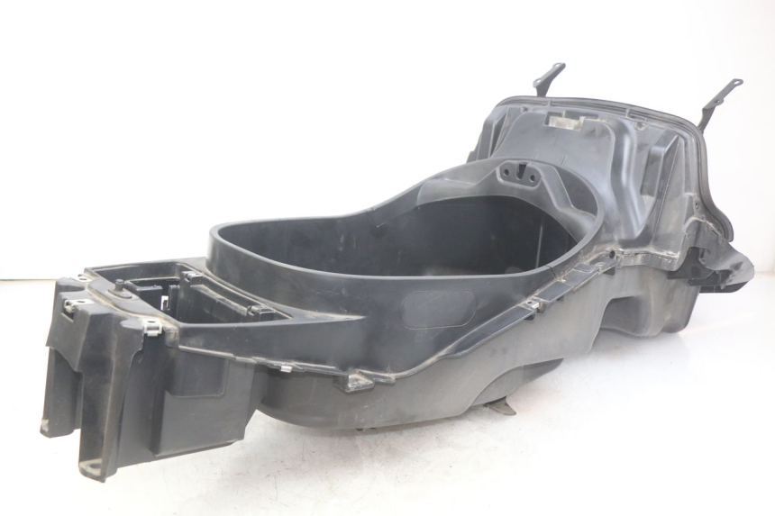 photo de COFFRE SELLE PIAGGIO XEVO - X EVO 125 (2007 - 2017) - Détail de la pièce