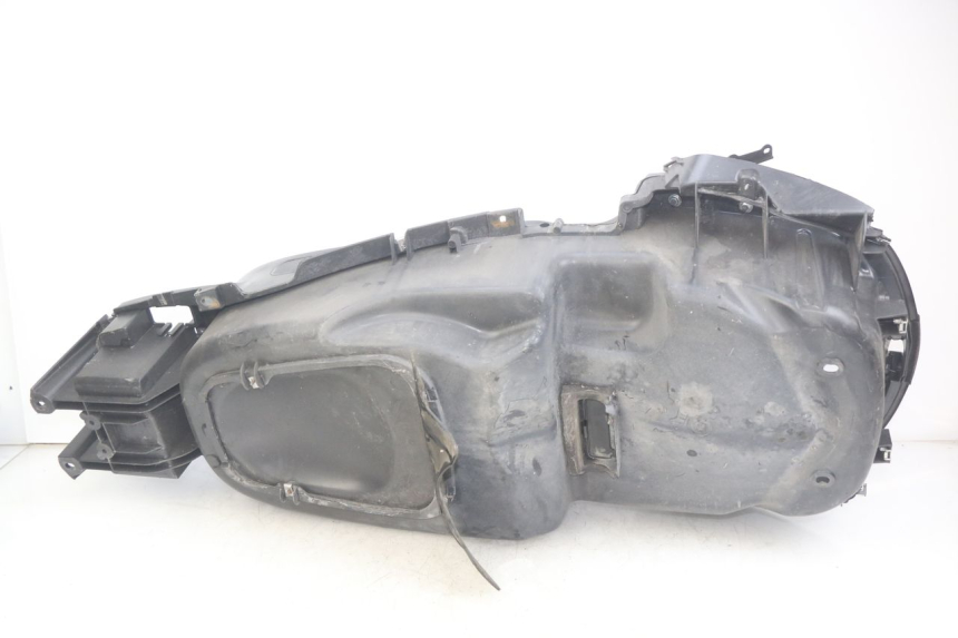 photo de COFFRE SELLE PIAGGIO XEVO - X EVO 125 (2007 - 2017) - Gros plan technique
