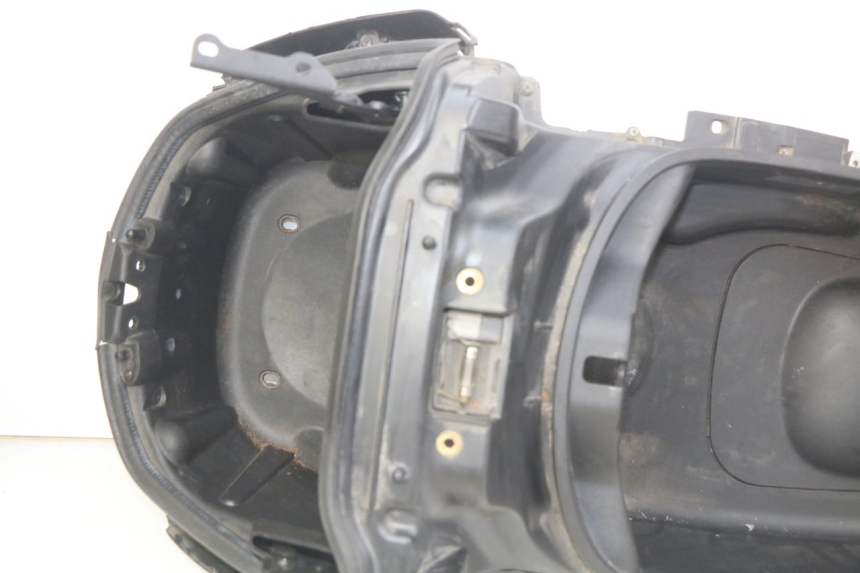 photo de COFFRE SELLE PIAGGIO XEVO - X EVO 125 (2007 - 2017) - Points de fixation