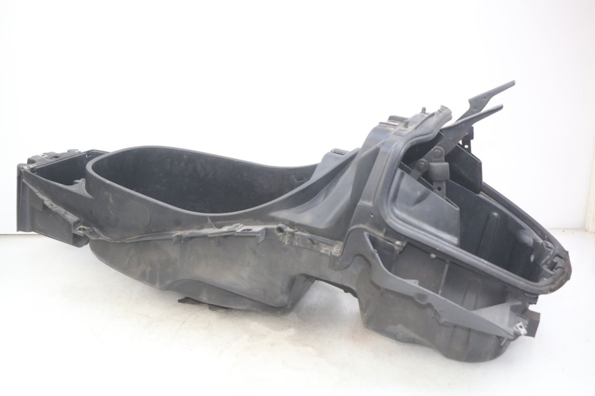 photo de COFFRE SELLE PIAGGIO XEVO - X EVO 125 (2007 - 2017) - Gros plan technique