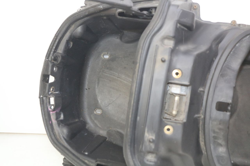 photo de COFFRE SELLE PIAGGIO XEVO - X EVO 125 (2007 - 2017) - État de surface