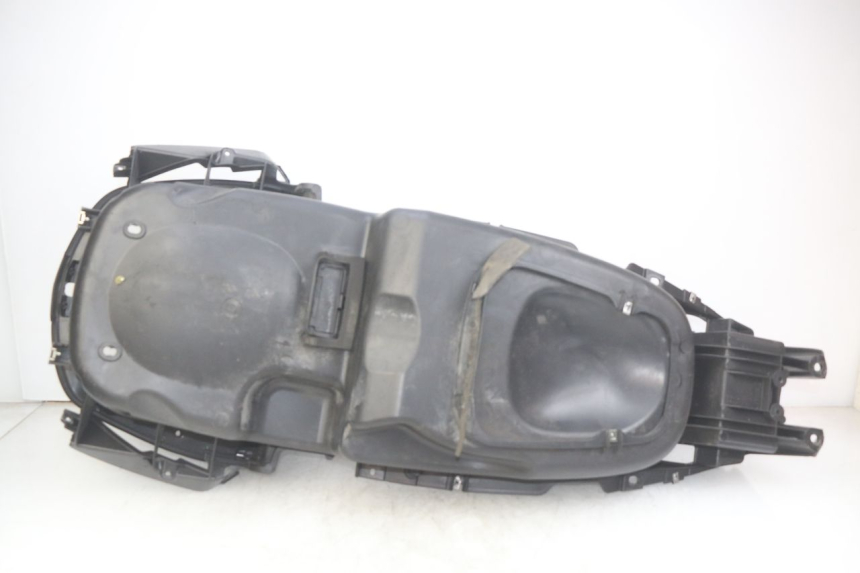 photo de COFFRE SELLE PIAGGIO XEVO - X EVO 125 (2007 - 2017) - Détail de la pièce