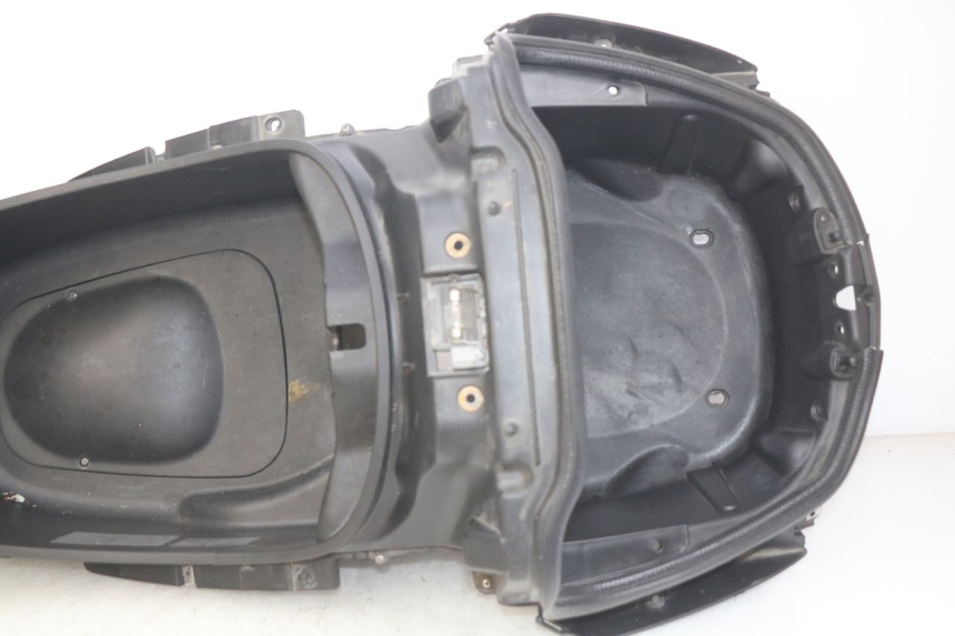 photo de COFFRE SELLE PIAGGIO XEVO - X EVO 125 (2007 - 2017) - Vue d’ensemble