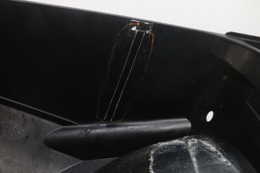photo de COFFRE SELLE YAMAHA XP T-MAX ABS 500 (2005 - 2005) - Gros plan technique