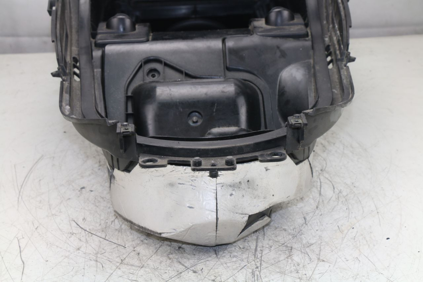 photo de COFFRE SELLE YAMAHA YP MAJESTY ABS 400 (2007 - 2009) - Gros plan technique