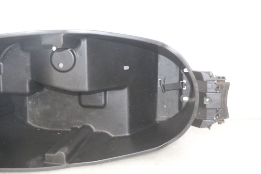 photo de COFFRE SELLE YAMAHA YP MAJESTY 125 (2007 - 2010) - Vue d’ensemble