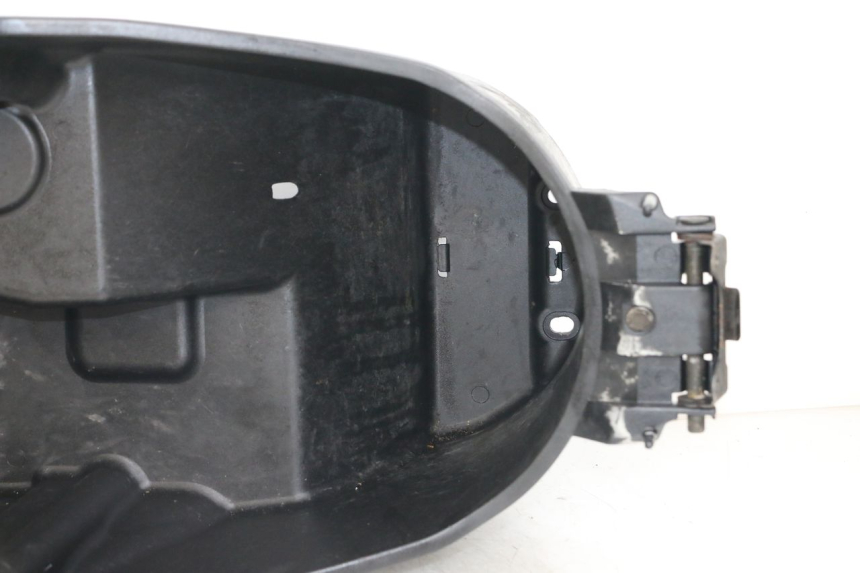 photo de COFFRE SELLE YAMAHA YP MAJESTY 125 (2002 - 2006) - État de surface