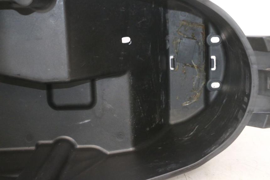 photo de COFFRE SELLE YAMAHA YP MAJESTY 125 (1998 - 2001) - Gros plan technique